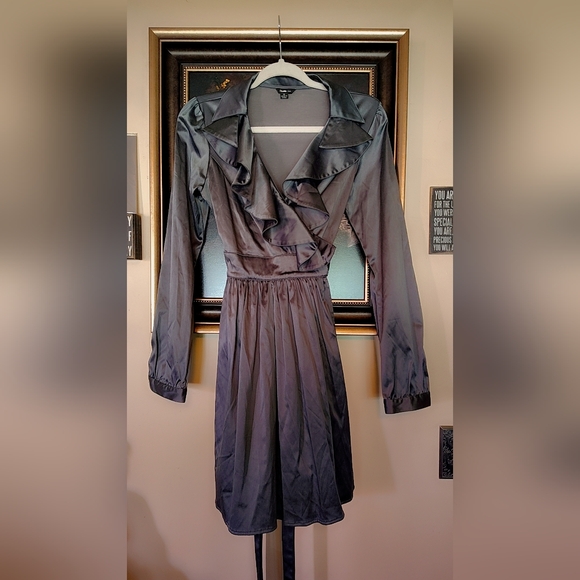 🩶 Elegant Gray Ruffle Wrap Dress - Picture 2 of 8